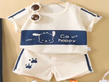 Set vară copii – tricou crem cu imprimeu și pantaloni scurți cu lăbuțe