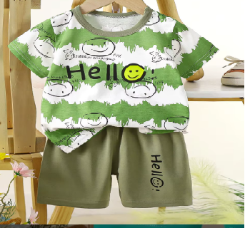 Set vară copii – tricou verde „Hello” și pantaloni scurți asortați