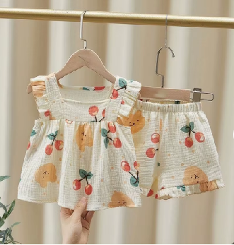 Set vară fete – top cu volănașe și pantaloni scurți imprimeu fructe