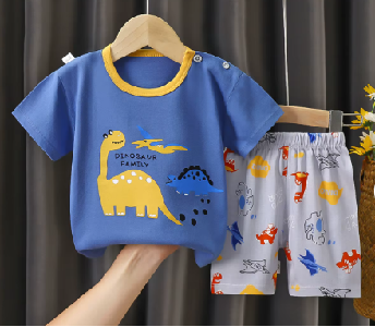 Set vară băieți – tricou albastru cu dinozauri și pantaloni scurți