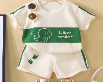 Set vară copii – tricou crem cu dinozaur verde și pantaloni scurți