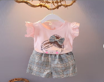 Set vară fete – tricou roz cu imprimeu fetiță și pantaloni scurți în carouri