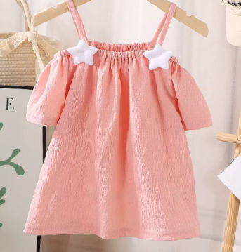 Rochiță vară fete – roz cu bretele și aplicații steluțe albe